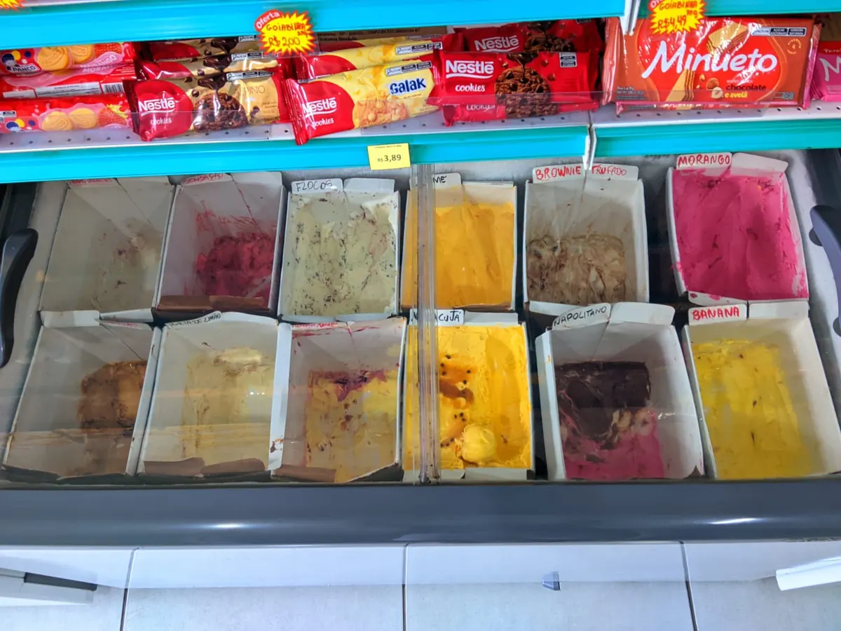 Sorvetes de vários sabores no balcão da Isalu