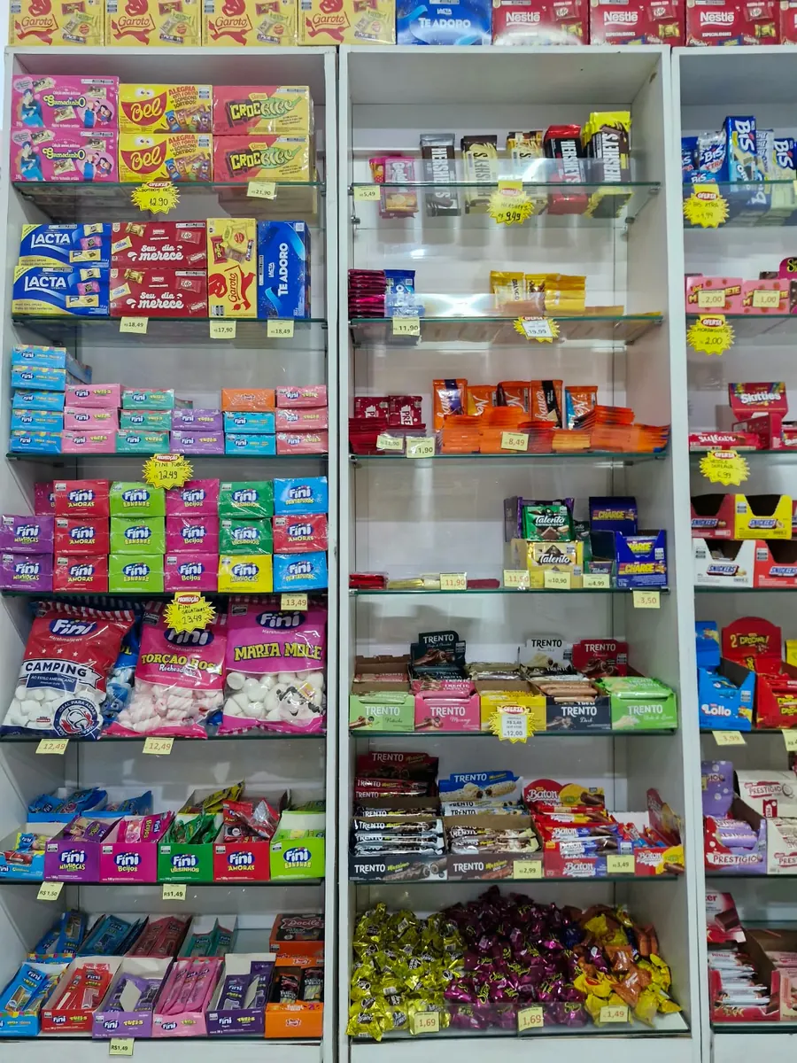 Vista do expositor com chocolates, balas e outros doces.