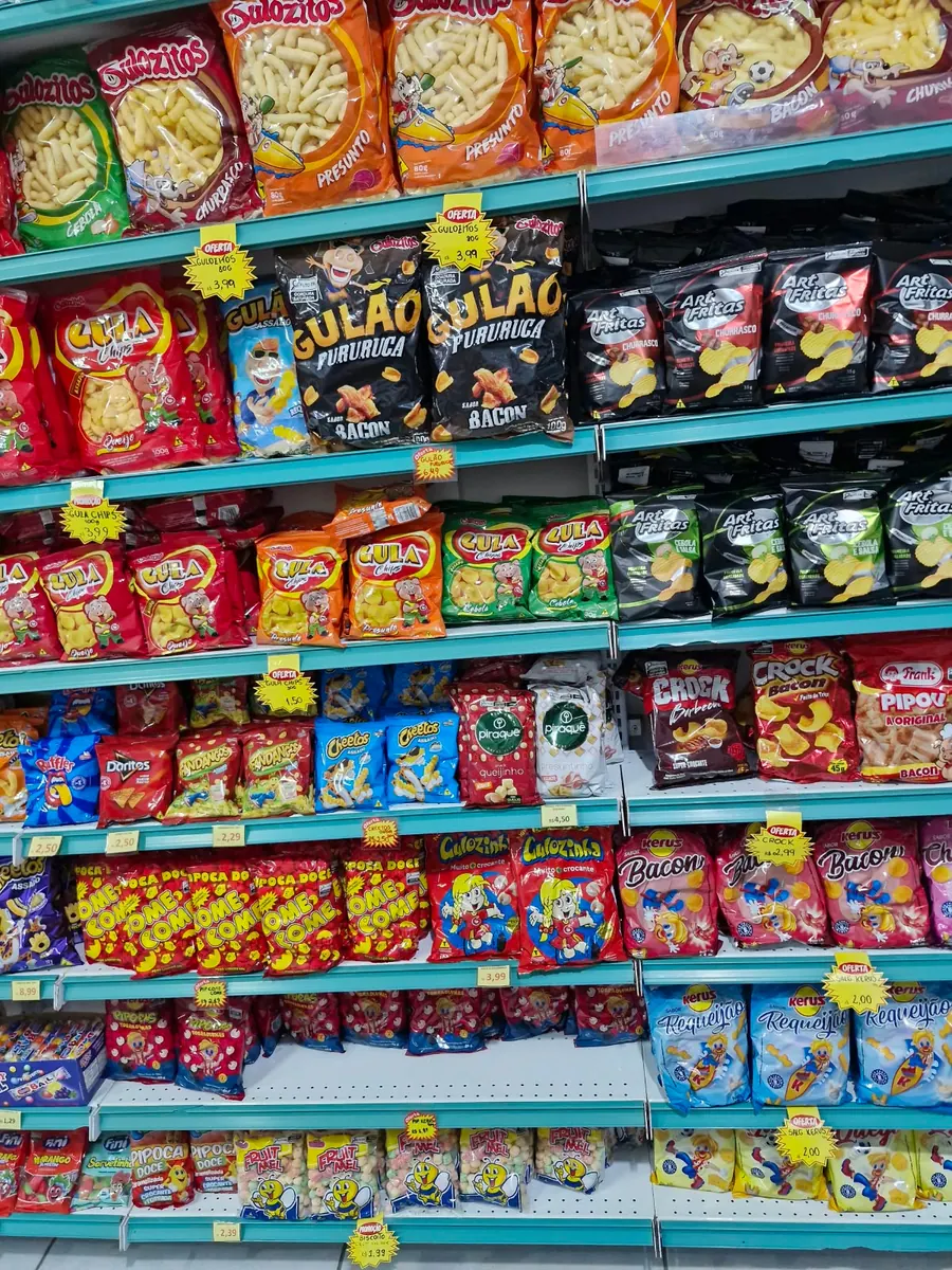 Variedade de salgadinhos e biscoitos de polvilho.