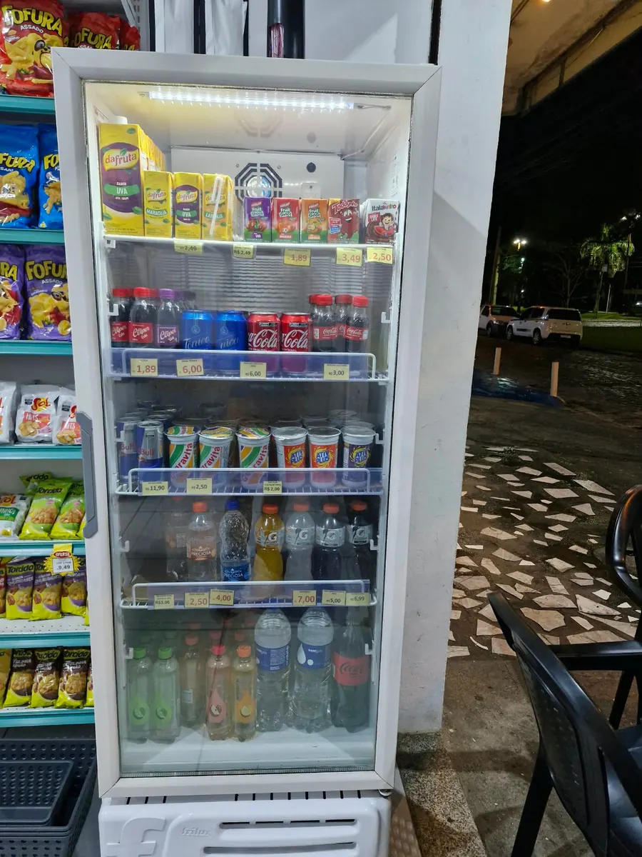 Geladeira com água, sucos, refrigerantes e outras bebidas.