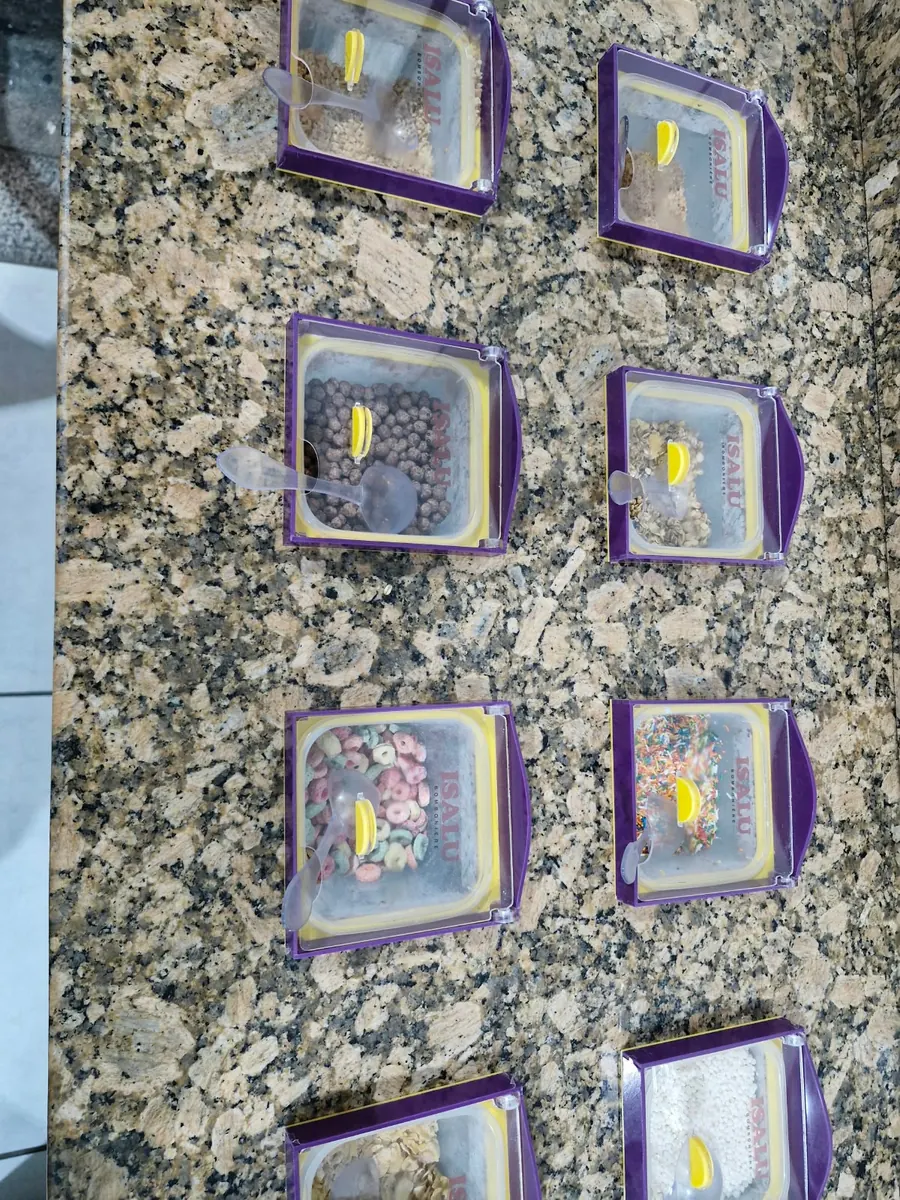 Potes com confeitos e outros complementos no balcão da loja.